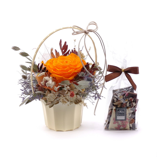 Darčekový set In eterno krémový košík oranžová ruža a Dany lámaná čokoláda