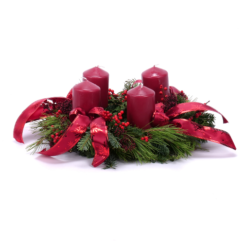 Adventný veniec zo živej čačiny červené sviečky a ilex