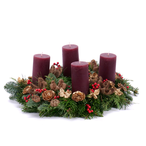 Adventný veniec zo živej čačiny červené sviečky zlaté doplnky