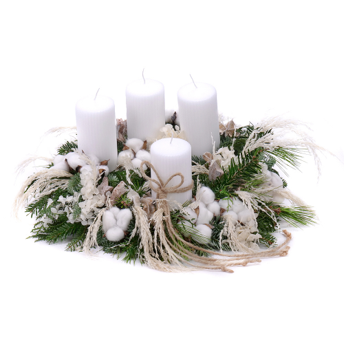 Adventný veniec zo živej čačiny biele sviečky biele doplnky