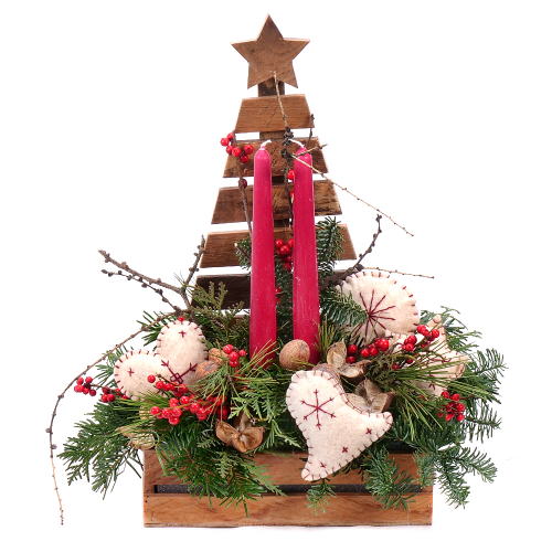 Vianočný drevený hnedý stromček červené sviečky a vianočné ozdoby