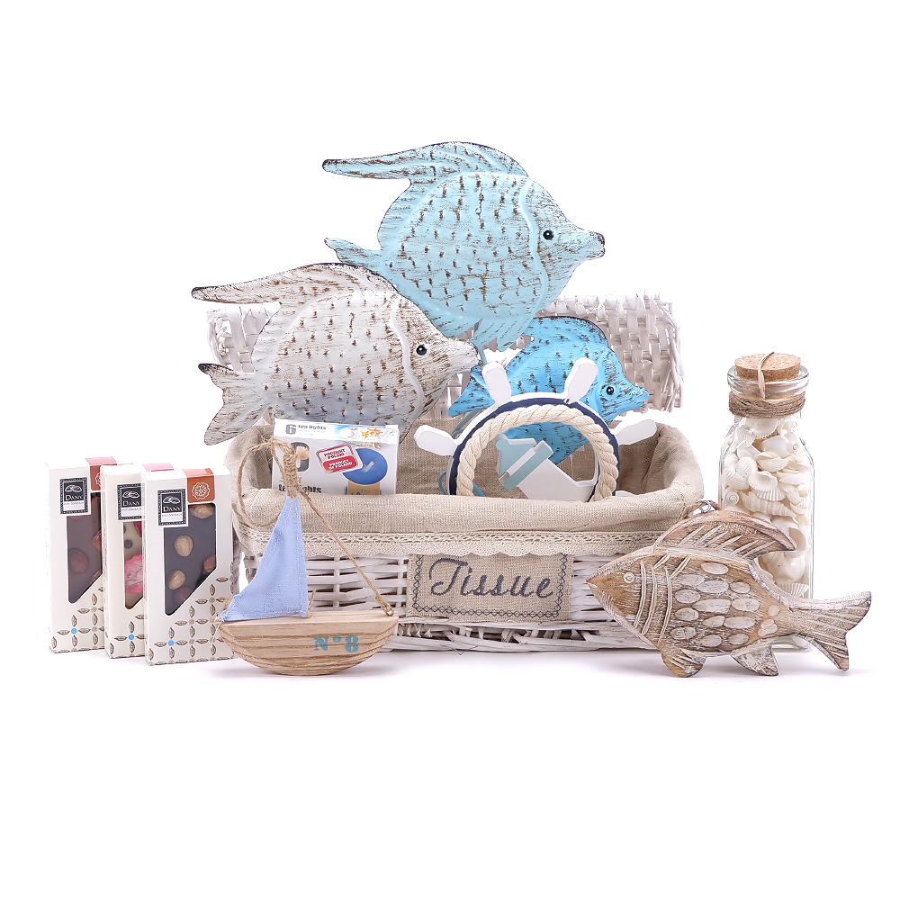 Darčekový prútený kôš a morské dekorácie
